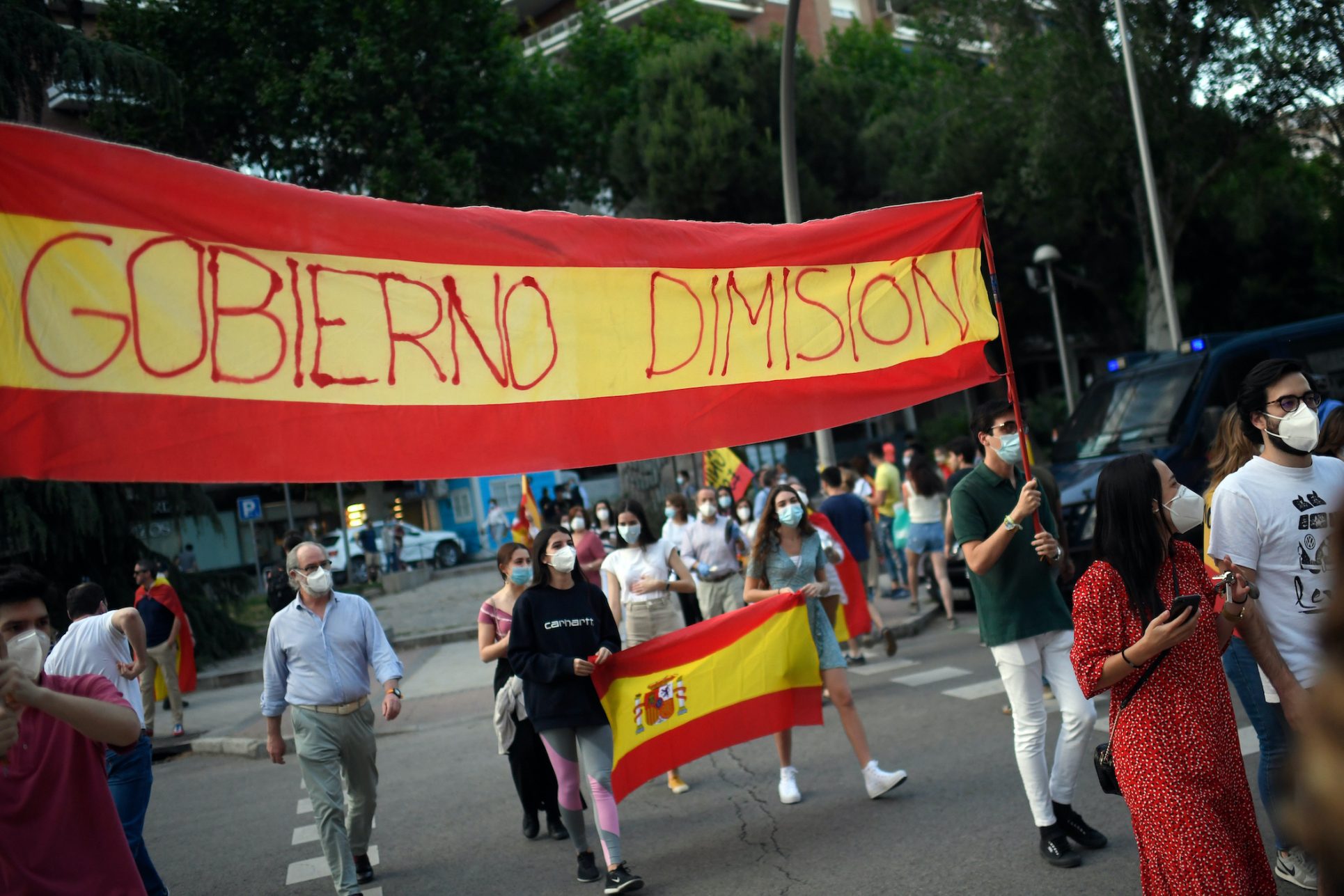 Españoles apoyan confinamiento por la pandemia, mientras se suceden protestas antigobierno