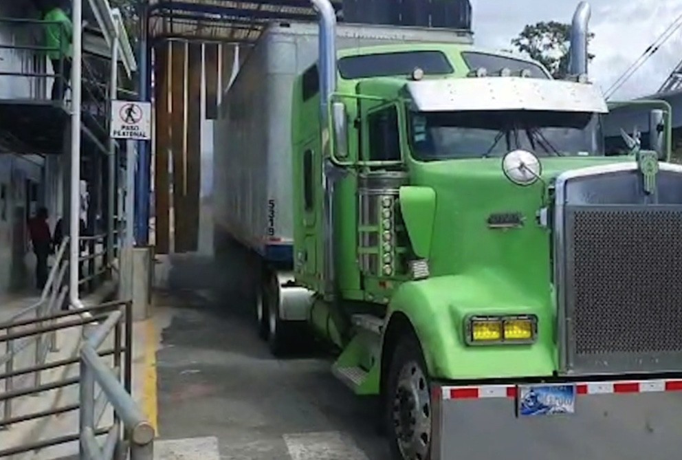 Ocho camiones de costarricenses cruzaron la frontera de Panamá antes de un nuevo bloqueo este sábado