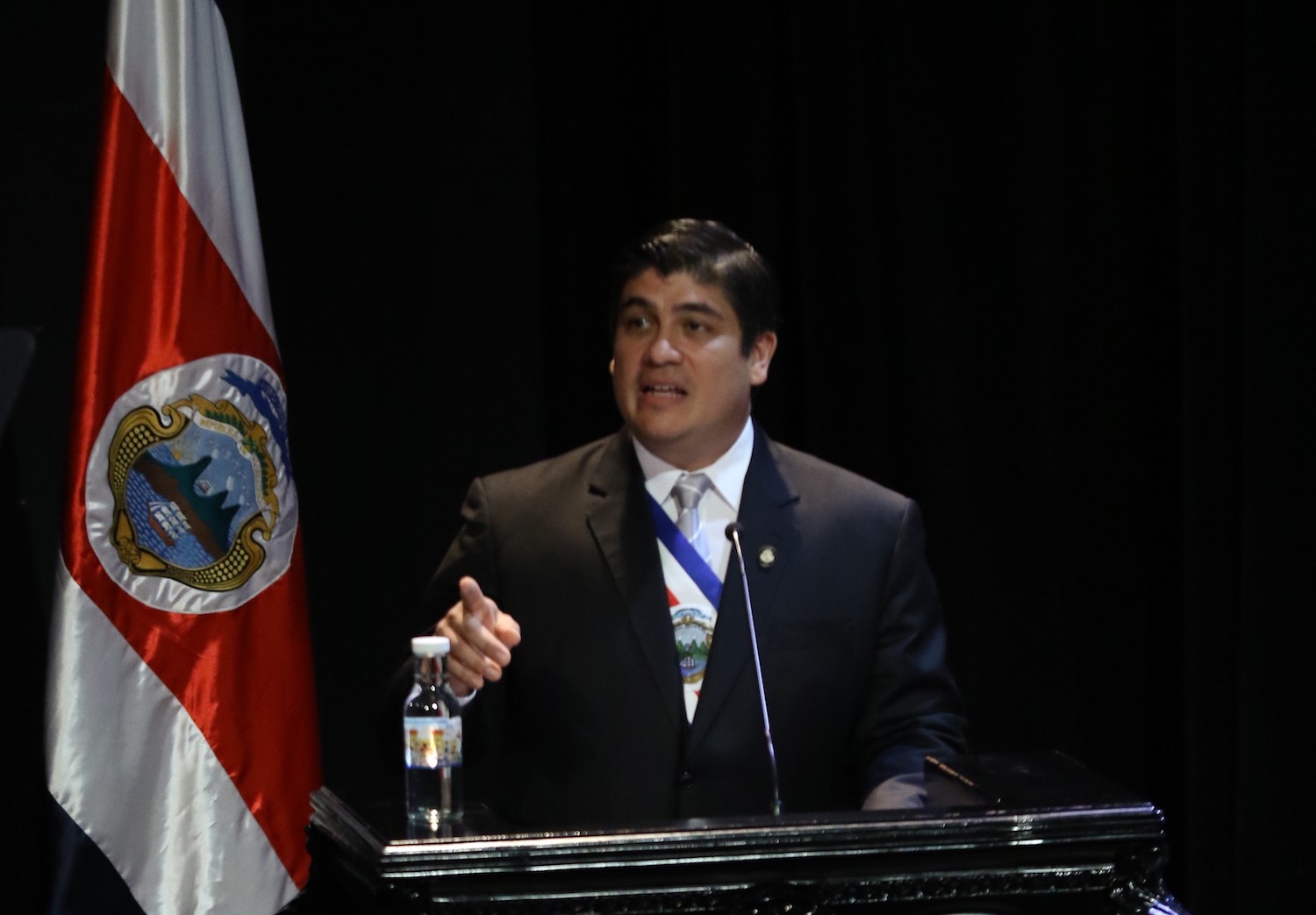 Presidente Alvarado “celebra” proyecto de tope a intereses pese a advertencias de FMI y autoridades financieras costarricenses