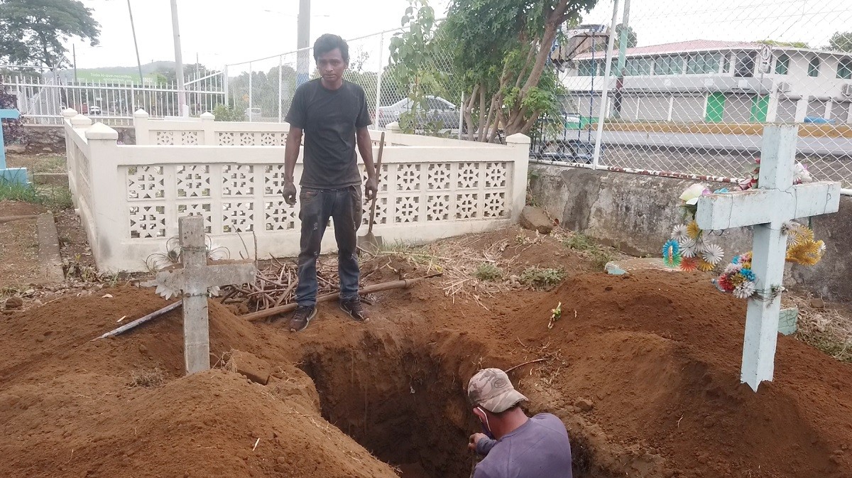 Del hospital nicaragüense al cementerio: relato de un entierro exprés en Masaya