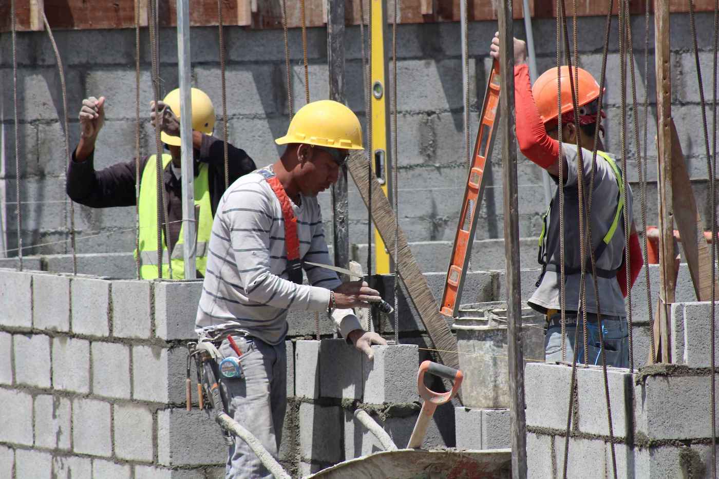 Construcción recomienda a trabajadores no salir del país en estos días
