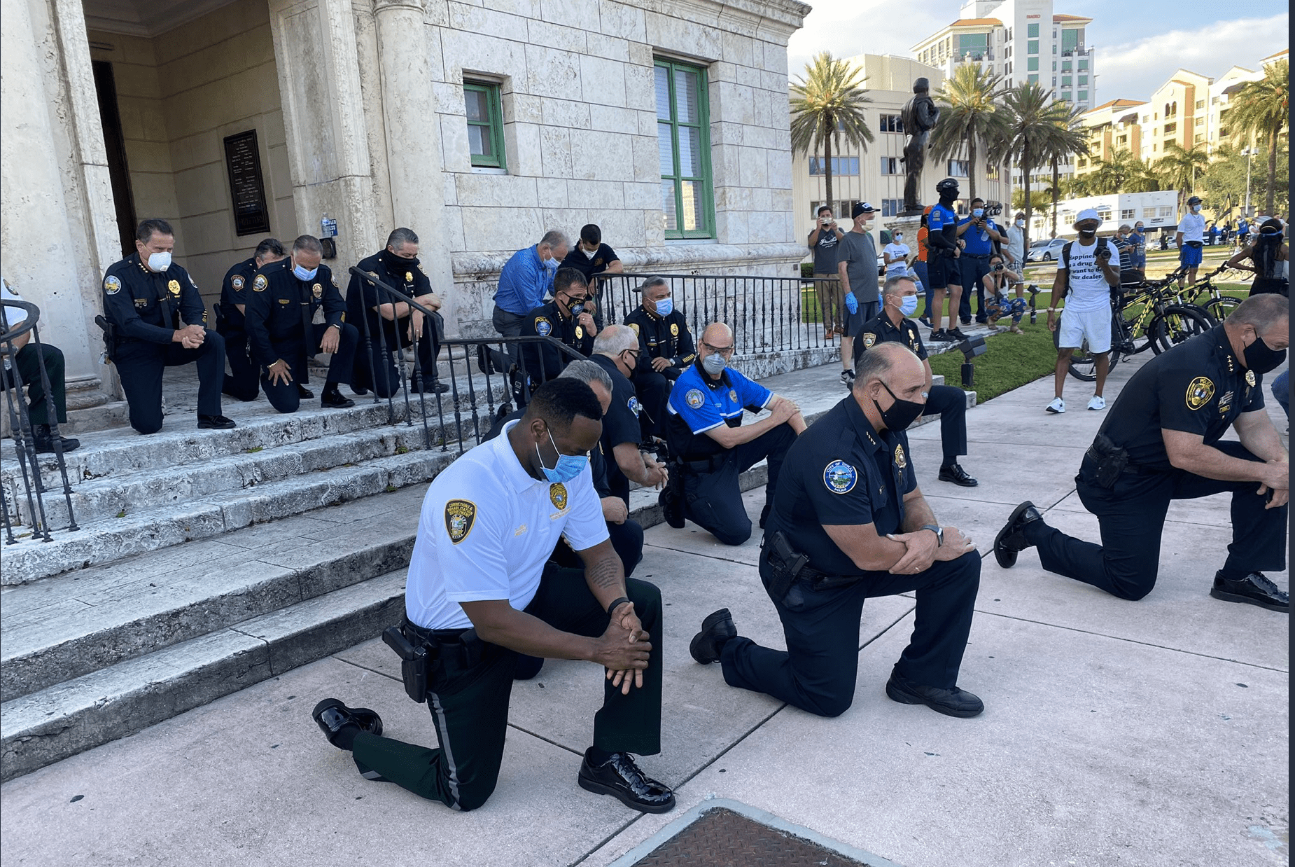 Policías y protestantes oran juntos y de rodillas en Miami