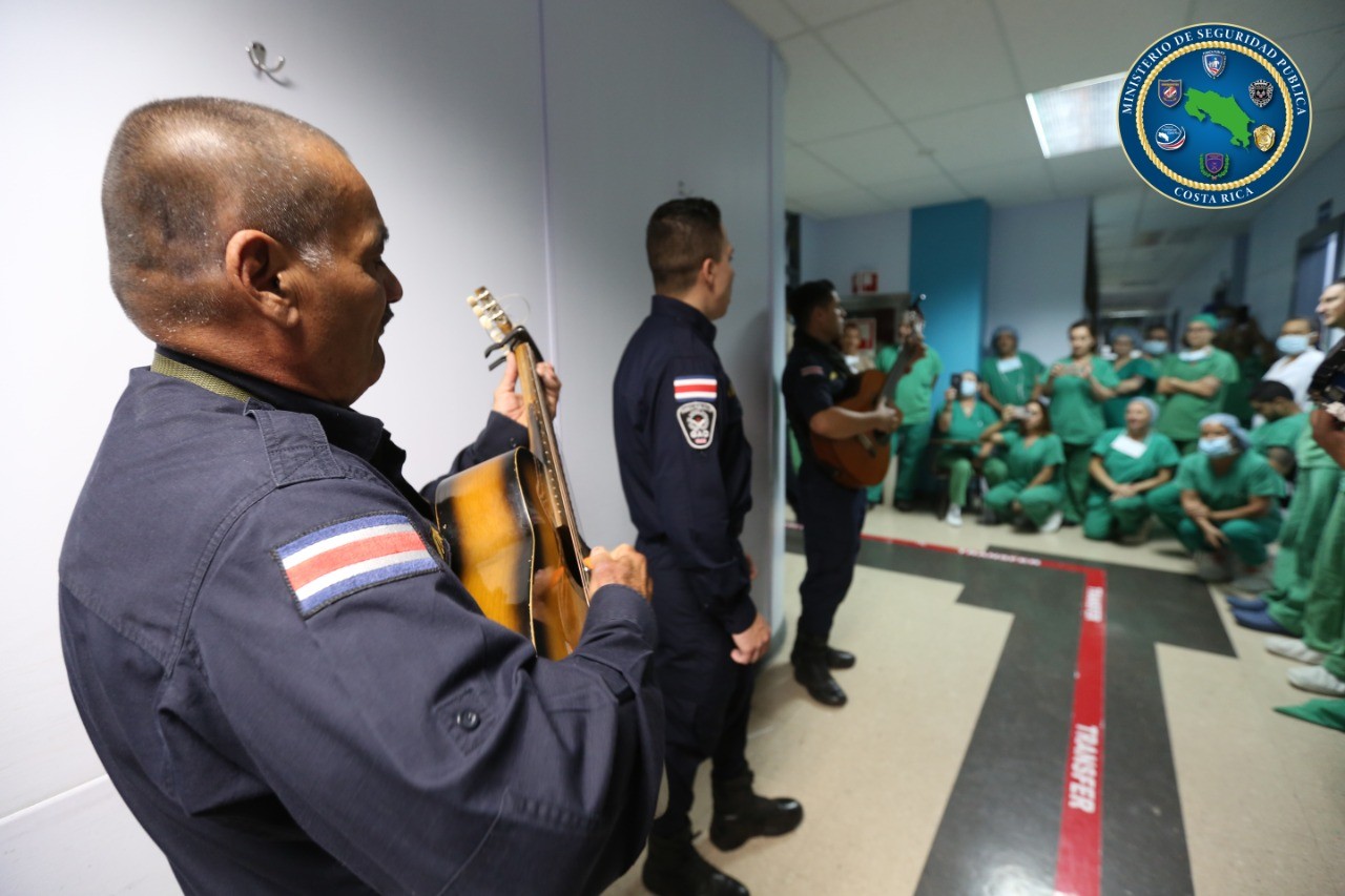(Video) Policías salen de sus rutinas para ofrecer serenata a personal médico y vecinos en Cartago
