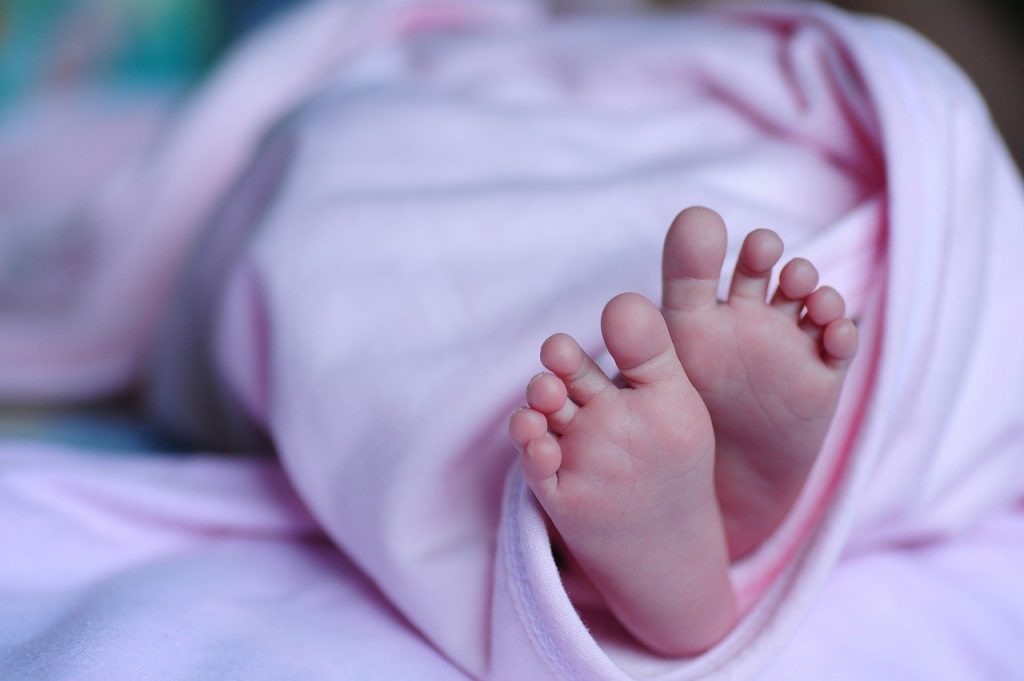 Bebé de 5 meses diagnosticado con COVID-19 es el segundo paciente más joven del país