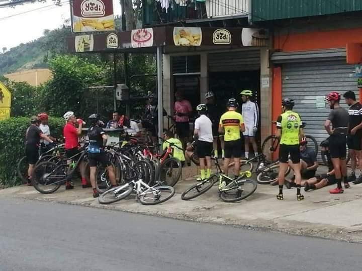 Ministro amenaza con multa a ciclistas, de mantenerse aglomeraciones cuando practican deporte