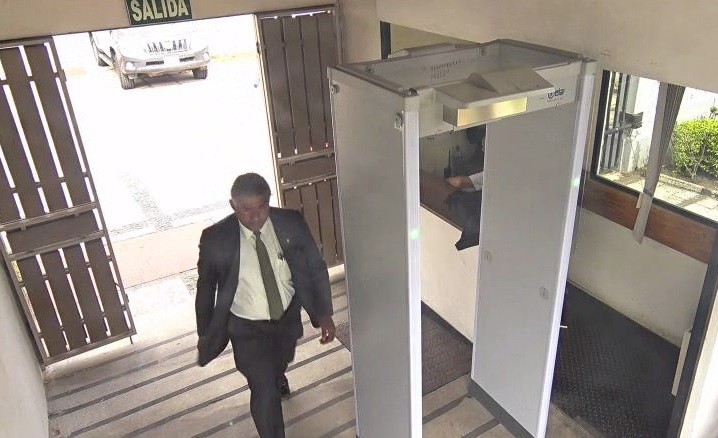 Videos de seguridad registraron recorrido del diputado Gourzong para ir a agredir a asesor legislativo