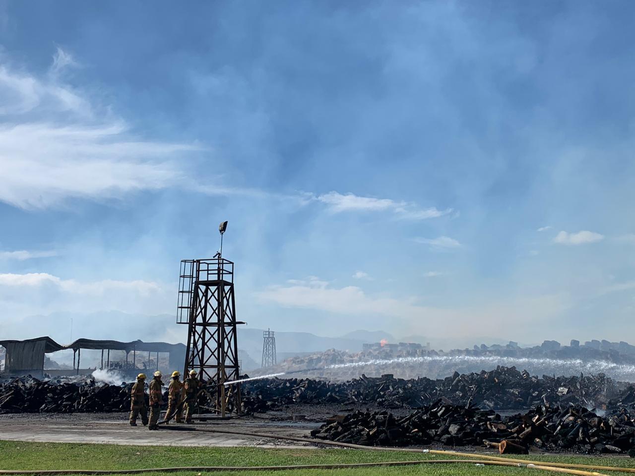 Bomberos alcanzan 27 horas de lucha contra incendio en El Coyol: 22.000m² han sido afectados
