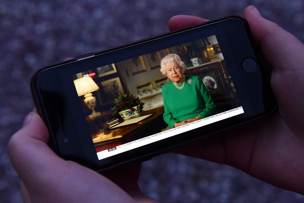 La reina Isabel II participa en su primera videollamada a los 94 años