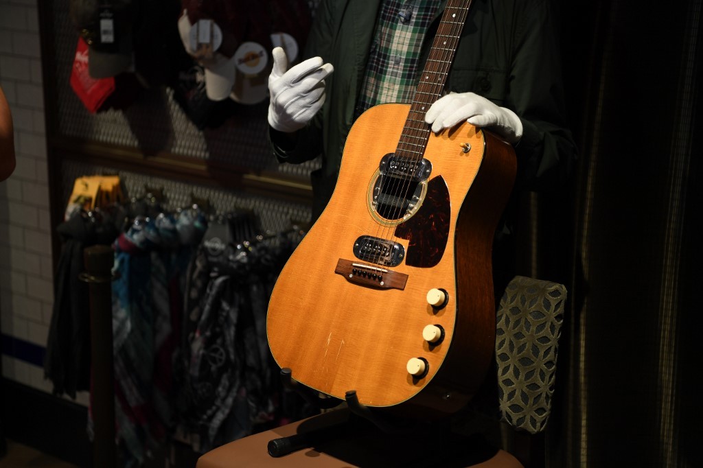Venden la guitarra de Kurt Cobain por $6 millones, un récord