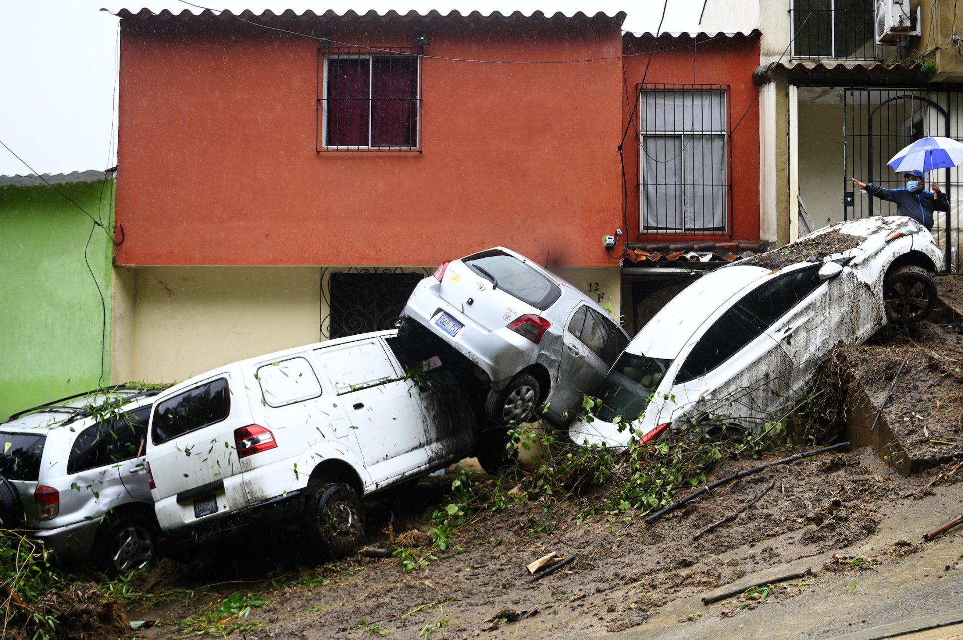 Lluvias torrenciales dejan muerte y destrucción en El Salvador;  7 miembros de una familia murieron soterrados