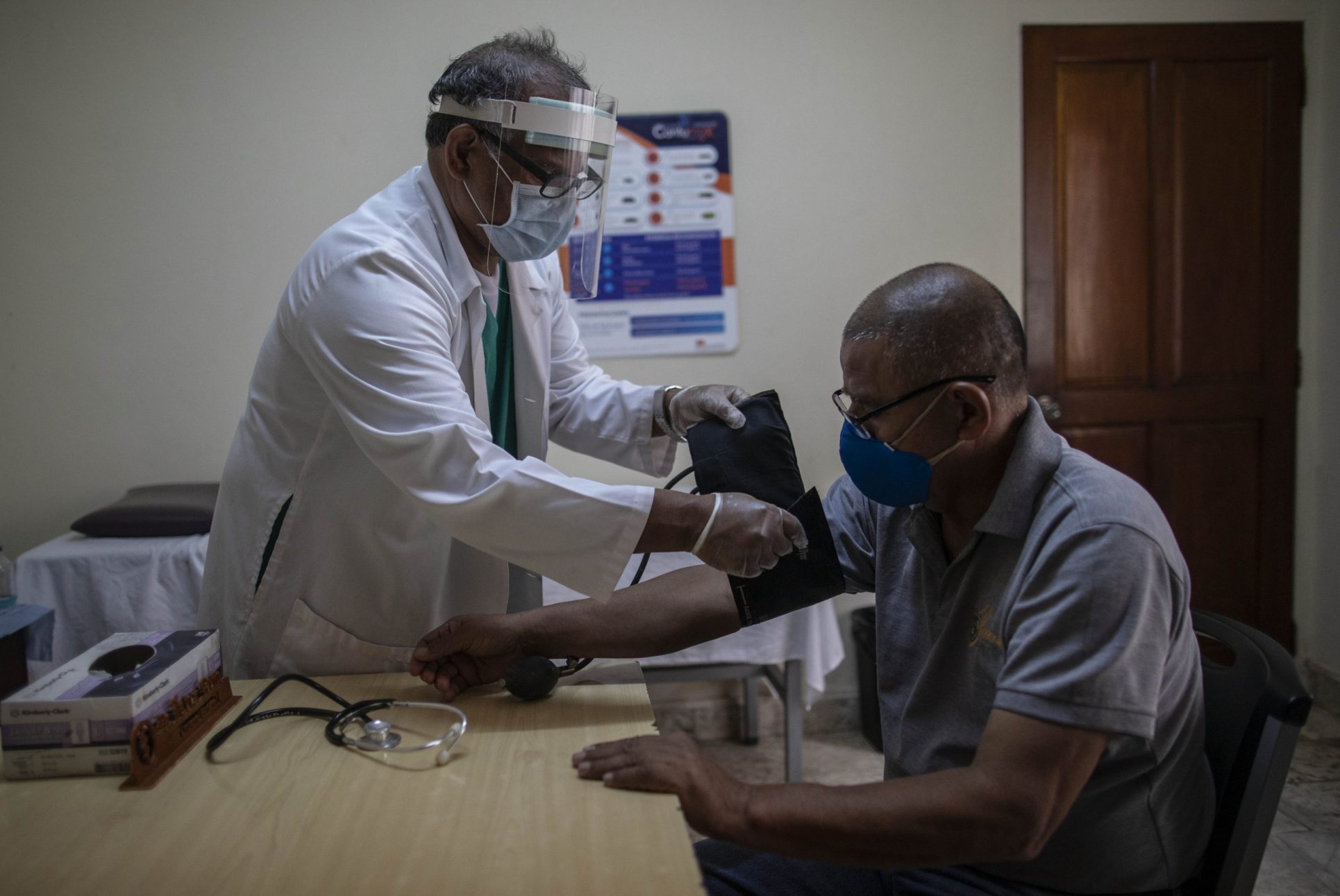 Médicos nicaragüenses dicen que El Salvador ofrece trabajo a despedidos