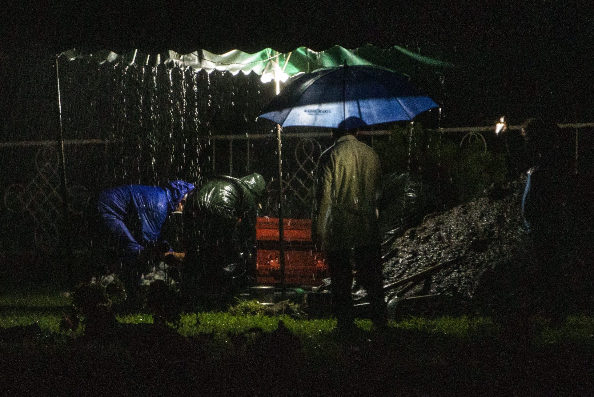 Nicaragua realiza decenas de “entierros exprés” por la noche, en plena pandemia por COVID-19