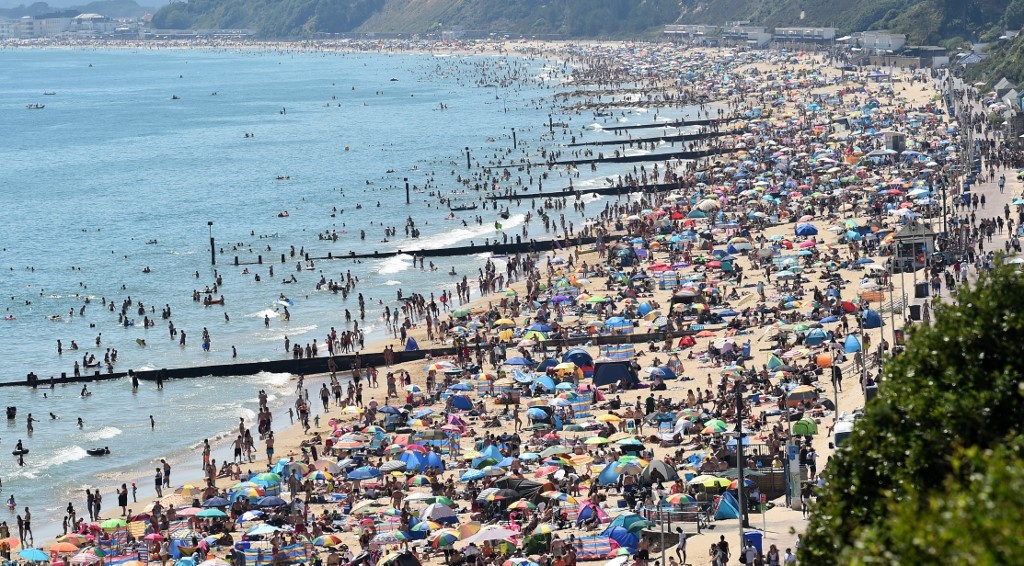 Entre ola de calor y pandemia, la policía británica despeja playas abarrotadas