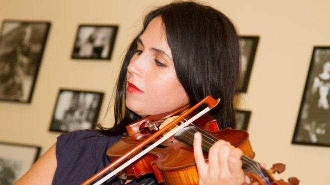 La insólita historia de la mujer que tocó el violín en una orquesta falsa durante 4 años