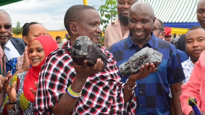El humilde minero africano que se hizo rico al encontrar dos rocas de tanzanita valoradas en $3,4 millones
