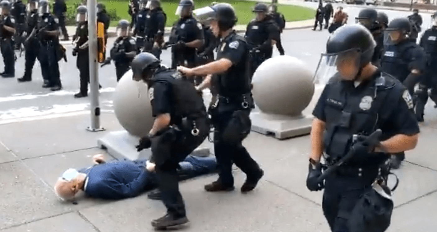 Trump califica de montaje la caída de un manifestante anciano empujado por policías