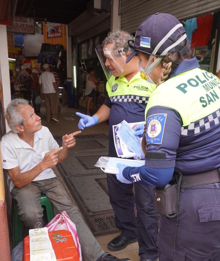 Policía Municipal de San José entregó mascarillas a vendedores de lotería