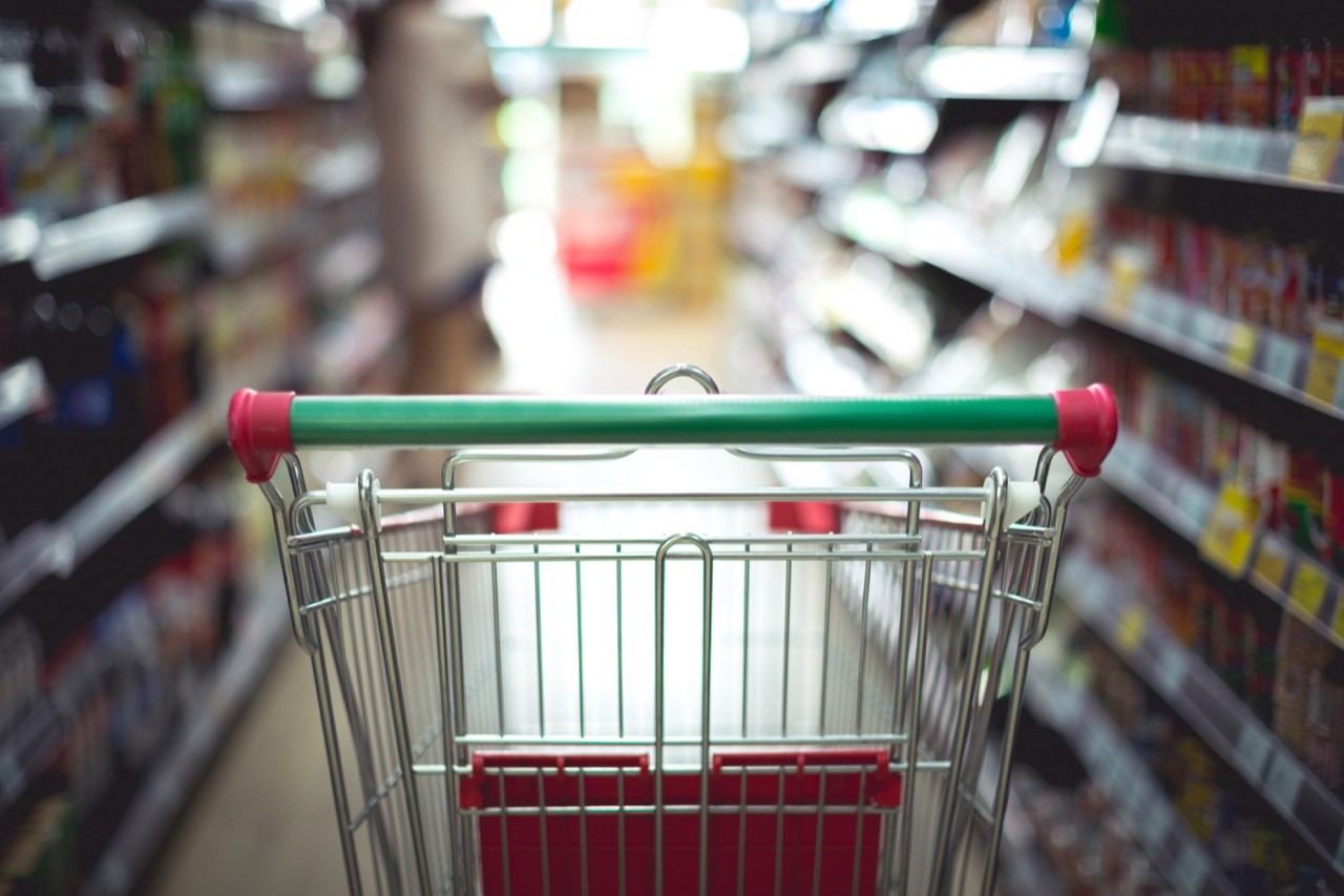 Gobierno deja portillo abierto para que supermercados, ferreterías y farmacias puedan vender artículos no esenciales durante cierre