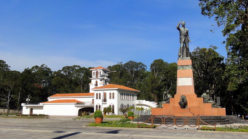 Grupo busca firmas para “retirar” estatua del expresidente León Cortés de La Sabana