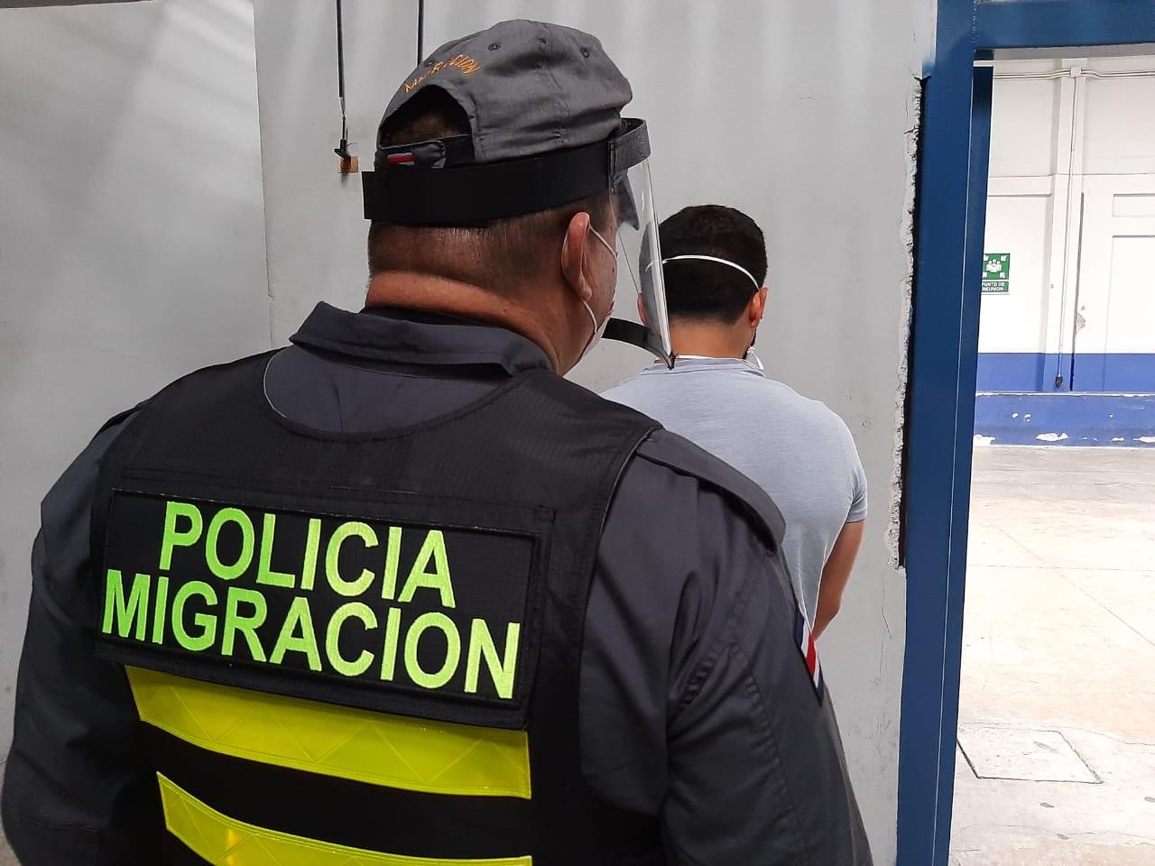 Hombre con orden de aislamiento va a Migración por trámite y resulta detenido