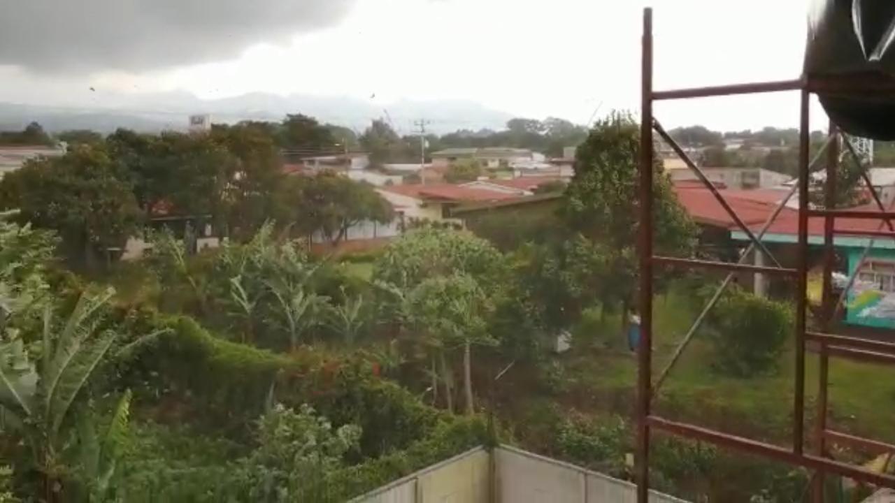 (Video) Graban “tornado” en Santo Domingo de Heredia que arrastró latas y hasta un trampolín