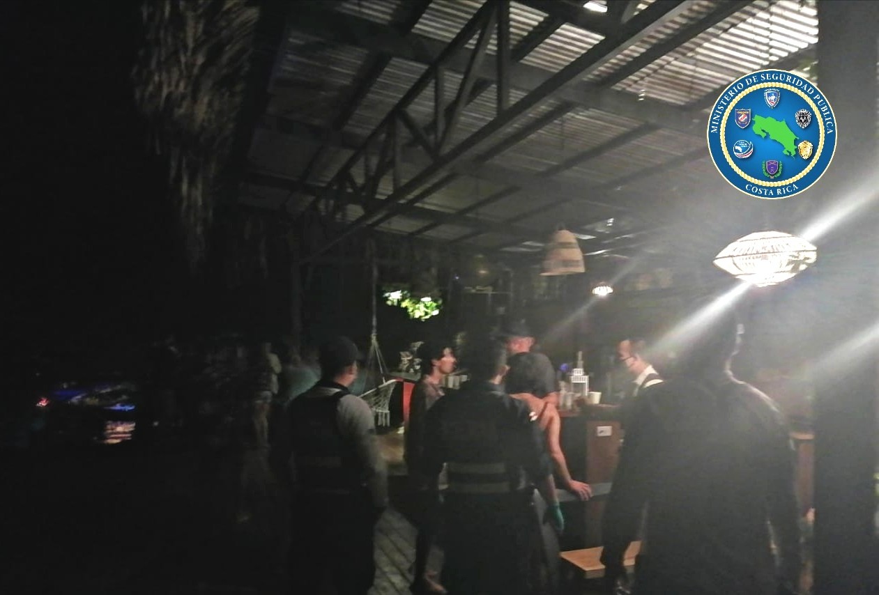 Más de 100 personas participaron de fiesta en Santa Teresa de Cóbano que fue intervenida por la policía