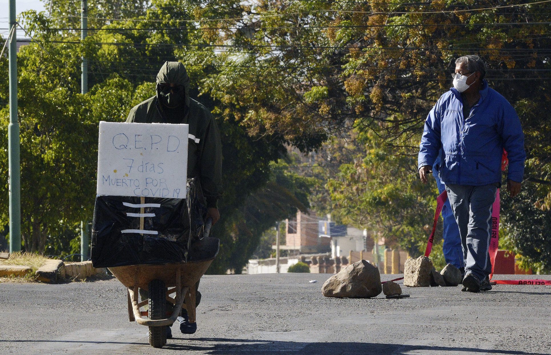 El ataúd que deambula en Bolivia como símbolo de la impotencia popular ante el desborde de la pandemia