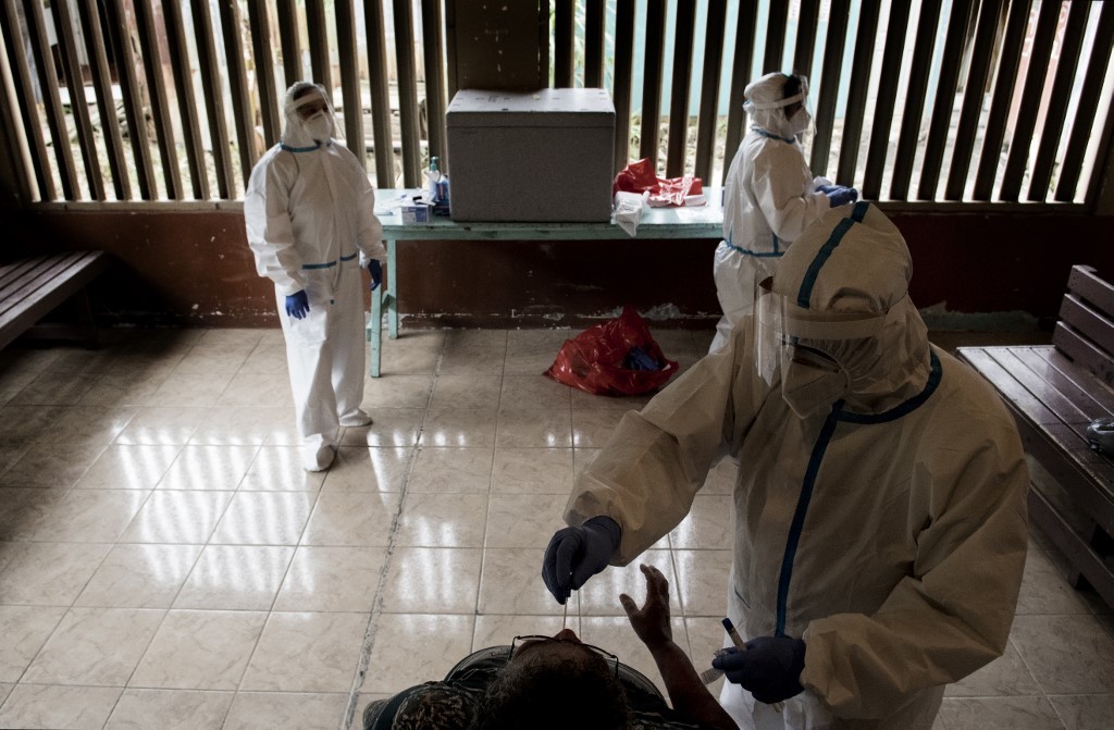 Pandemia golpea fuerte a extranjeros en el país: son 30% de casos y uno de cada cuatro hospitalizados