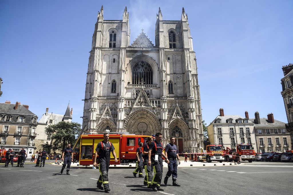 Abren investigación por incendio en la catedral gótica de Nantes en Francia