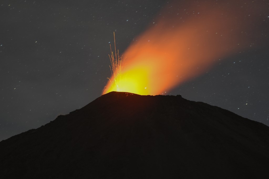 Guatemala vigila aumento de actividad volcánica del Pacaya