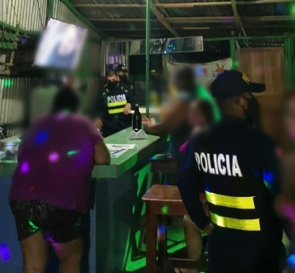 Policía clausura bar clandestino en Puntarenas
