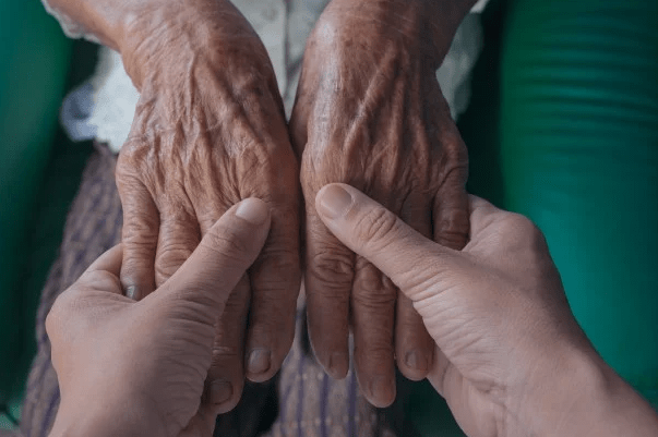 Adultos mayores y COVID-19: los que menos se contagian pero más mueren en Costa Rica