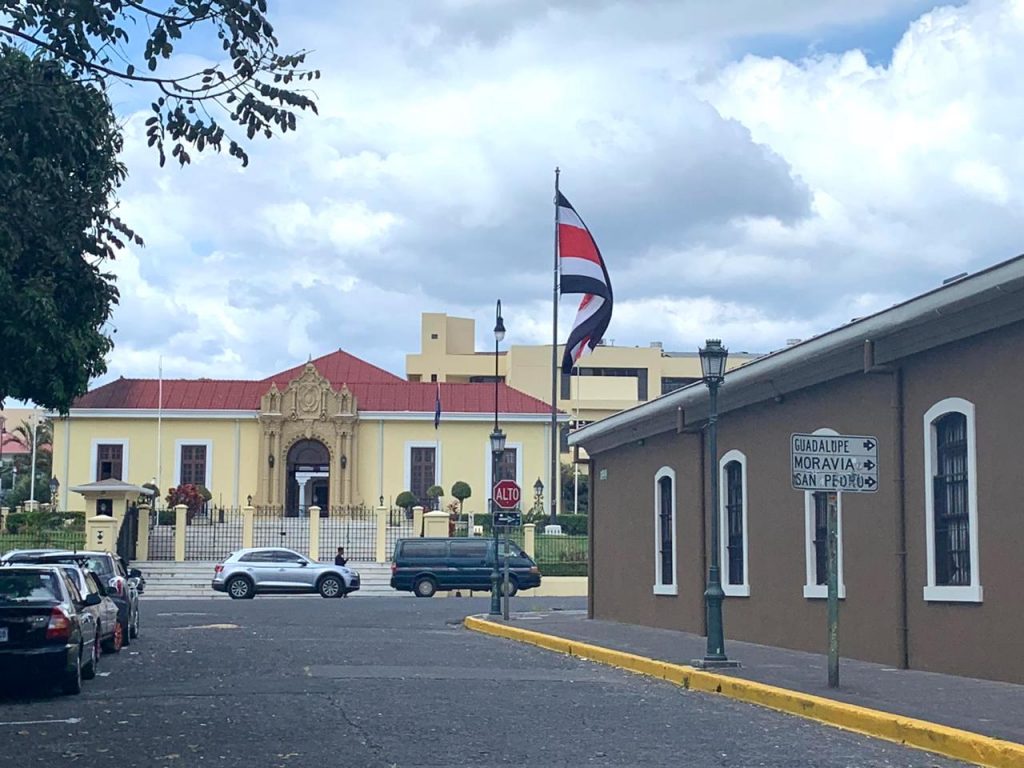 Embajada en Venezuela es la primera cerrada por falta de recursos