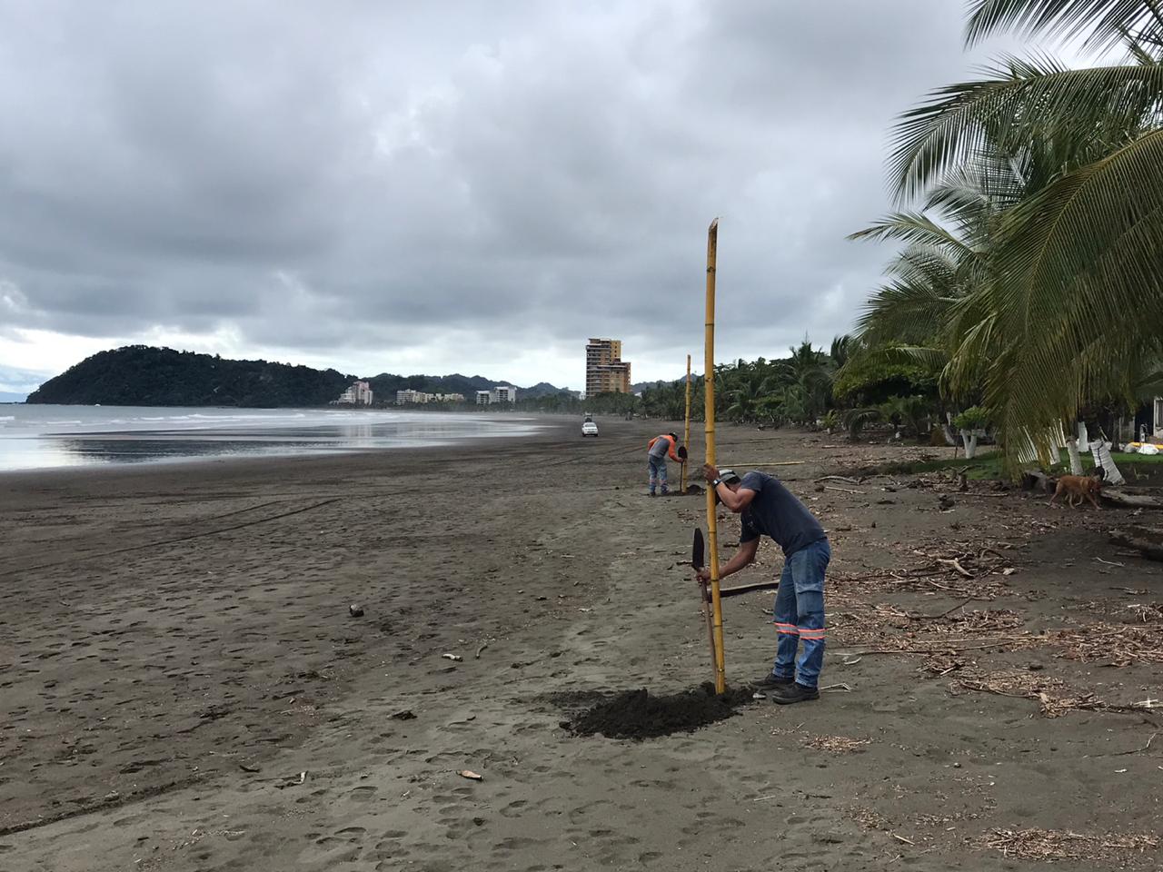Alcaldía instala postes distanciados en la playa de Jacó para recibir turistas