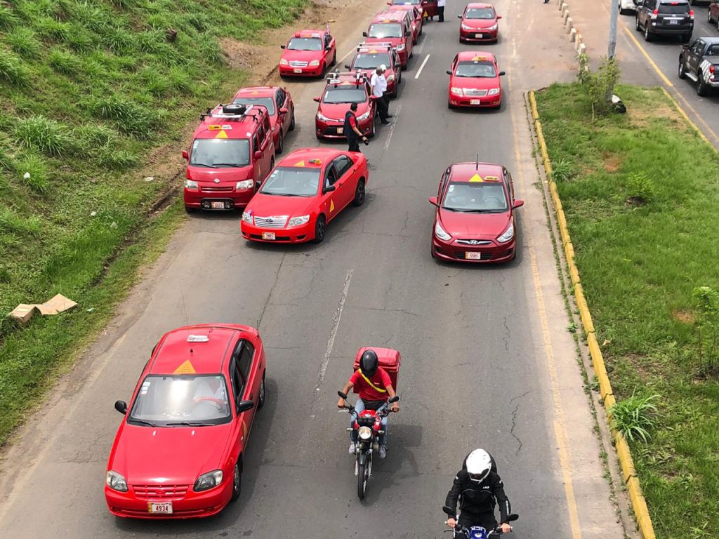 Taxistas y conductores de plataformas inconformes con pretensiones del Gobierno para proyecto de ley