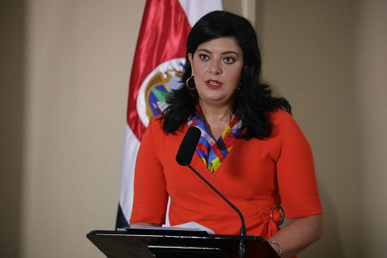 Ministra Pilar Garrido reacciona tras críticas por su pañuelo con banderas