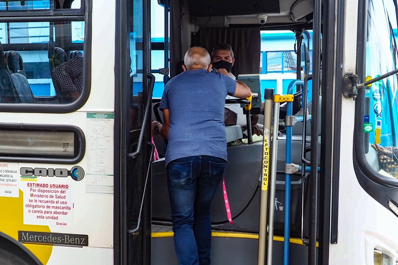 Piden a adultos mayores evitar el uso de buses en “horas pico”