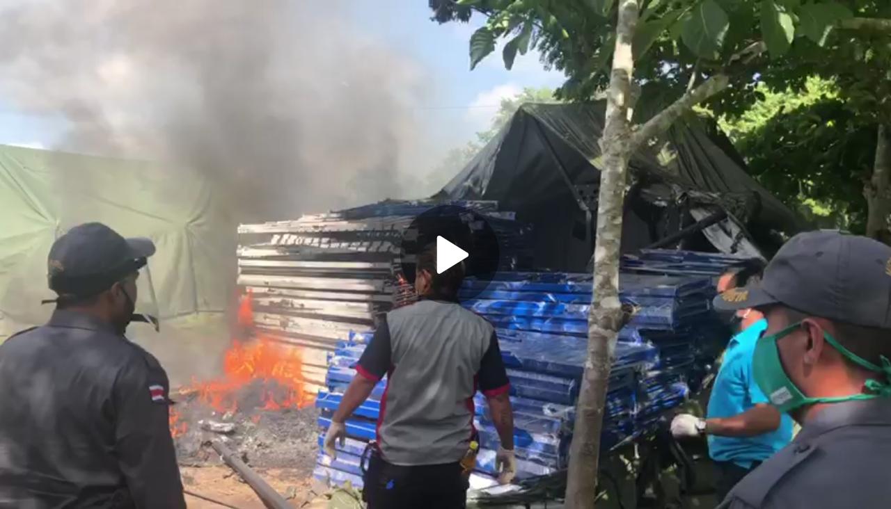 (VIDEO) Migrantes prenden fuego a albergue y bloquean carretera en Guanacaste