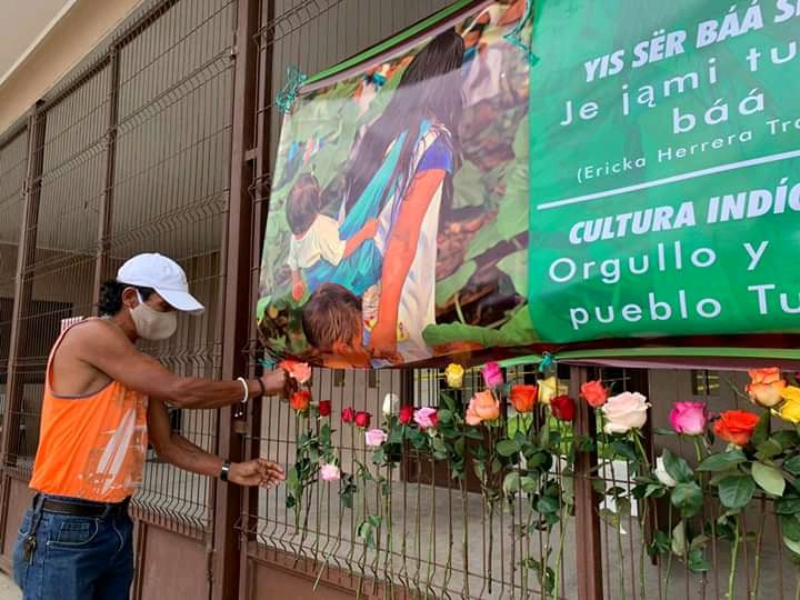 (Video) Turrialbeños llevan flores a albergue indígena contra el que vecinos realizaron protesta