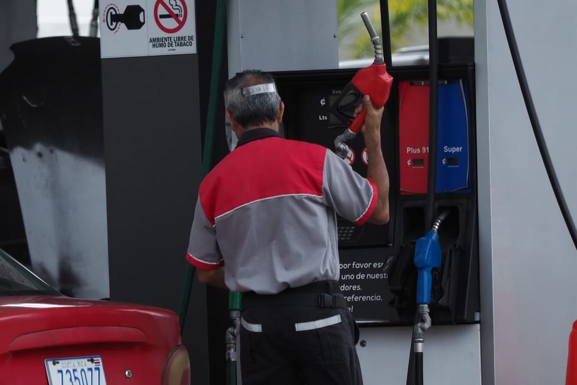 Aresep aprueba rebaja en combustibles; regular costará ₡115 menos