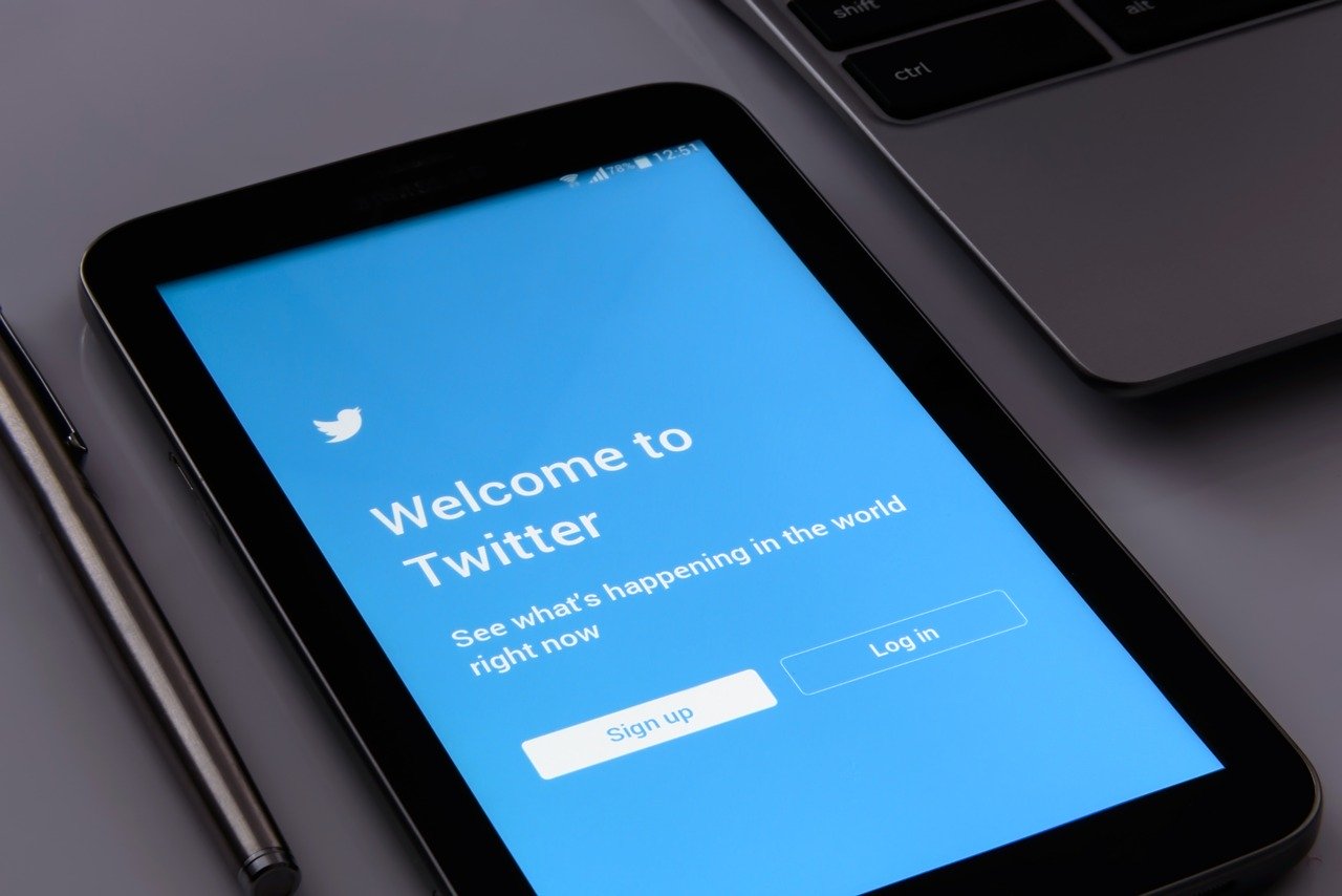 Hackean cuentas de Twitter de grandes empresarios y compañías de EE.UU. como Apple y Jeff Bezos