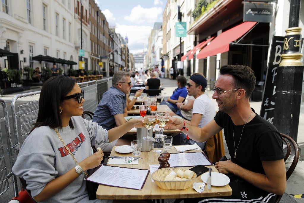 Las ayudas del gobierno devuelven la sonrisa a los restauranteros británicos