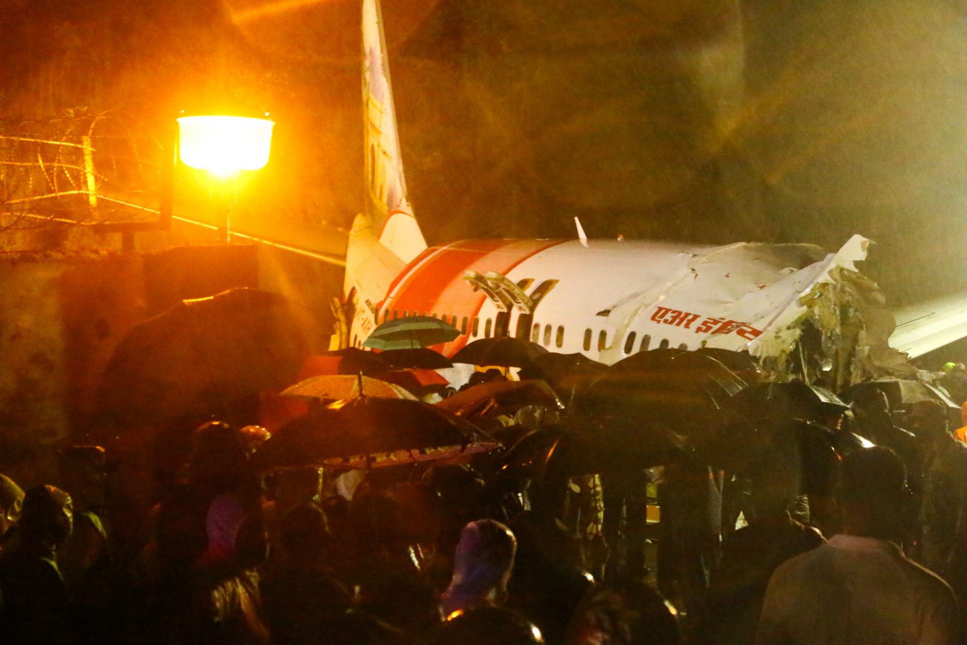 Las impresionantes imágenes del avión de Air India Express partido en dos; hay 17 muertos