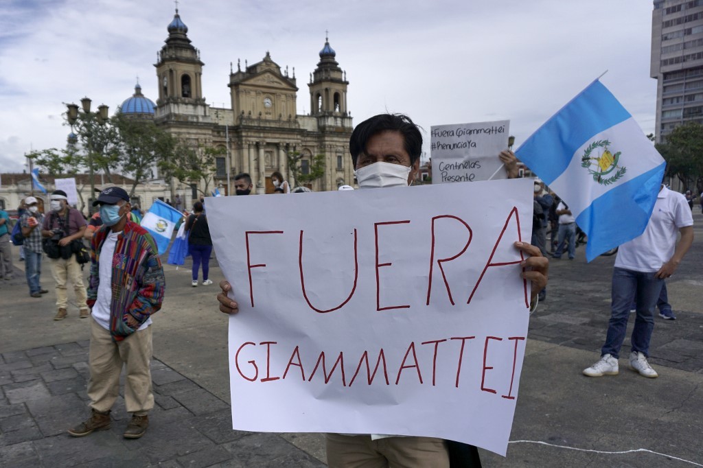 Guatemaltecos piden renuncia de presidente en medio de pandemaia