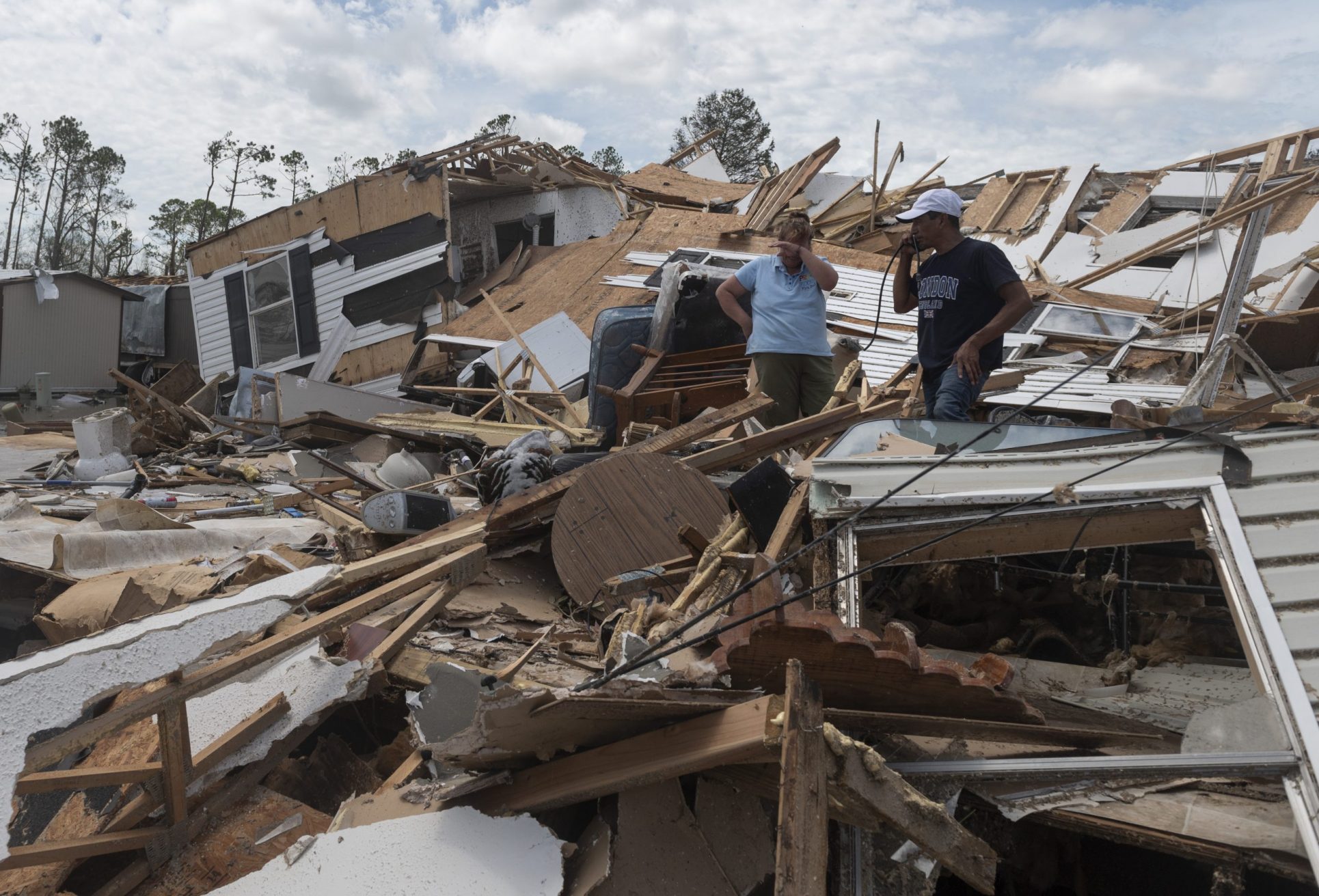 El impacto de Laura en Luisiana: 4 muertos, casas destrozadas, tendido eléctrico caído y árboles arrancados