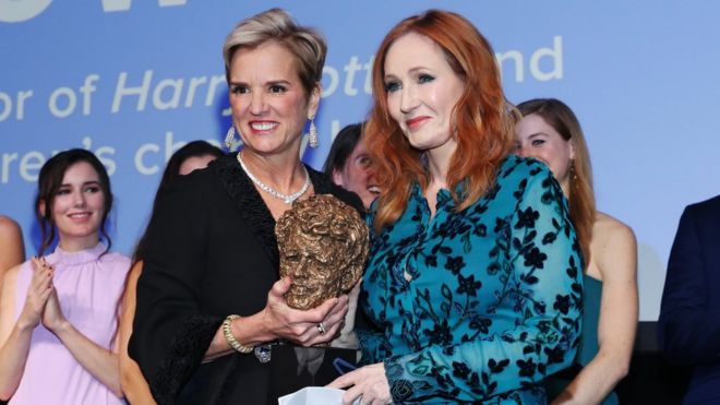 La escritora JK Rowling devuelve un premio vinculado a los Kennedy en medio de la polémica por sus “comentarios antitrans”
