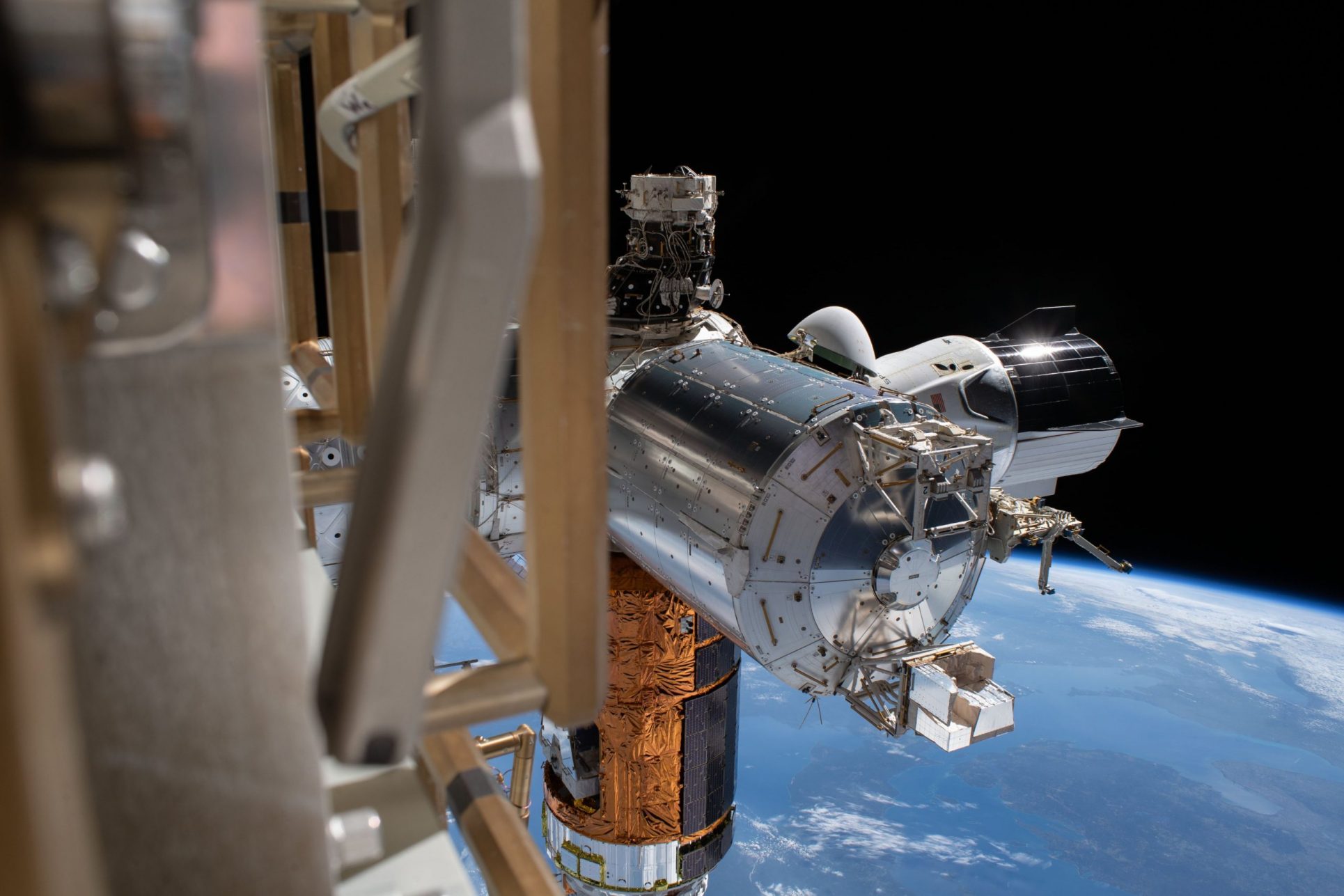 Astronautas de EE.UU. retornan exitosamente a la Tierra en cápsula de SpaceX