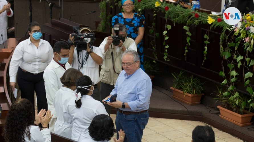 Nicaragua premia a trabajadores de salud afines al Gobierno pese a denuncias del sector