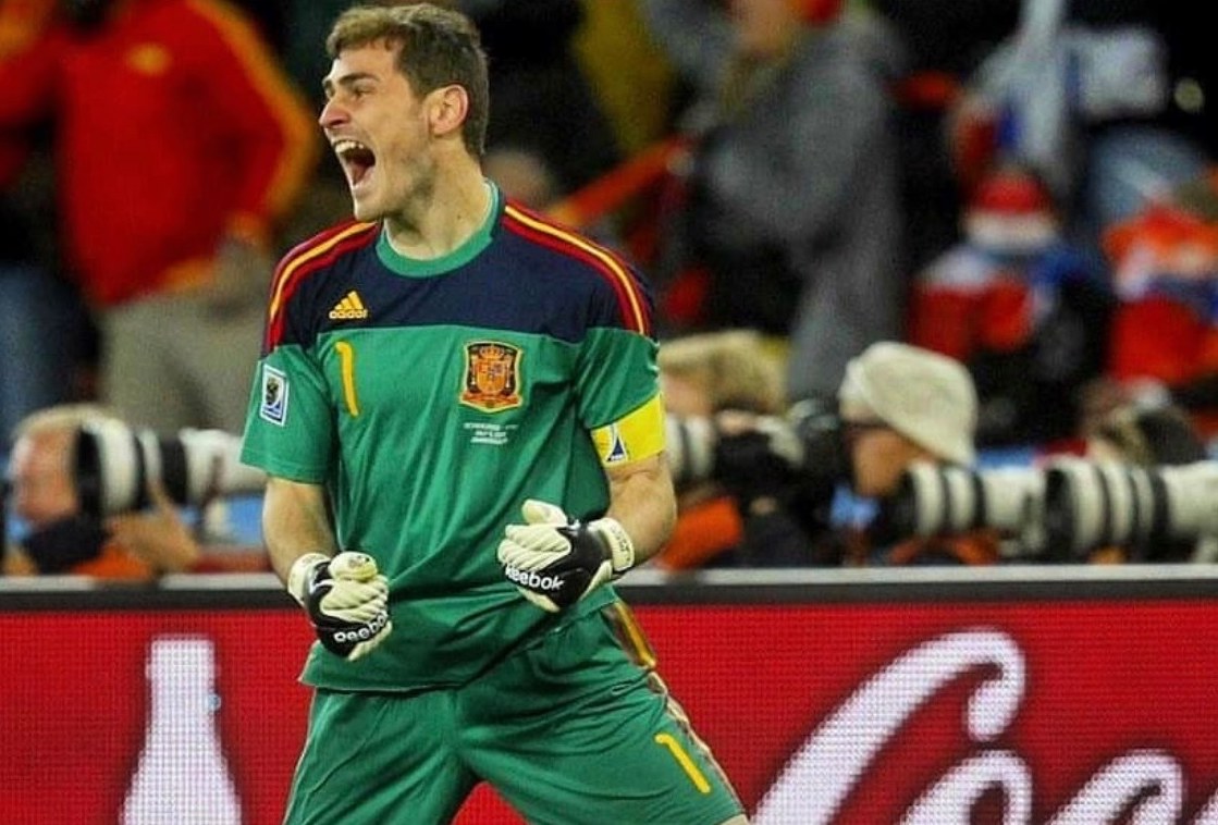 El Santo, la leyenda…Iker Casillas cuelga oficialmente los guantes