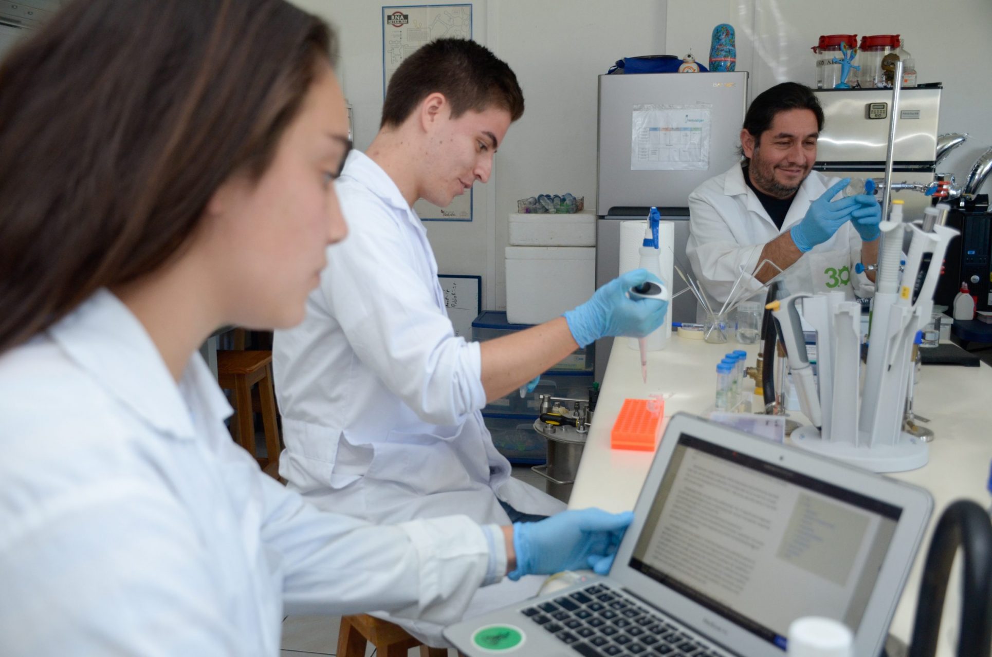 Convenio entre TEC y farmacéutica Roche busca impulsar la innovación biomédica y el talento tico